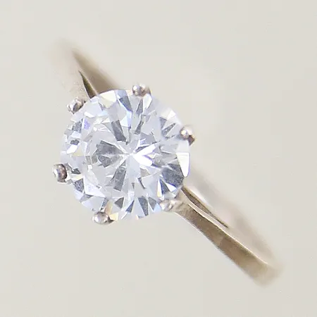 Ring med vit sten stl:18¾ bredd 2,2-8,4mm silver 925/1000 Vikt: 2,7 g