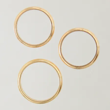 3 Ringar släta stl:17/19 bredd 3,1/3,5mm gravyrer 18K Vikt: 12,6 g