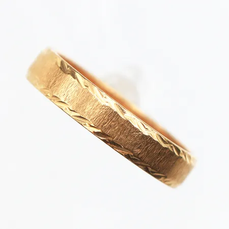 Ring Stl:17½, bredd: 3,9mm, gravyr, 18K Vikt: 3,4 g