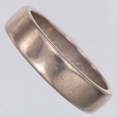 Ring slät stl:19¼ bredd 5,3mm vitguld, gravyr, 18K Vikt: 8,8 g