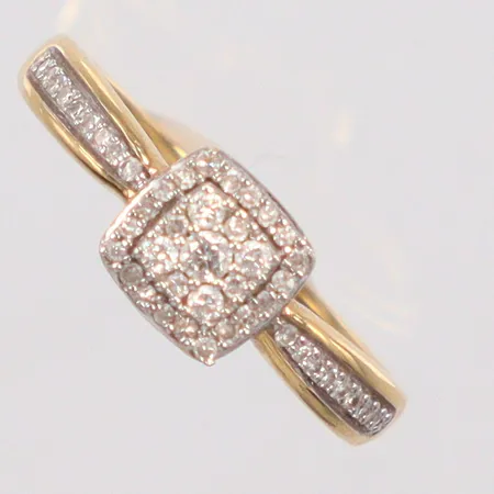 Ring diamanter 1x0,03 4x0,02 42x0,005 Guldfynd stl: 15,5mm 18K Vikt: 2,3 g