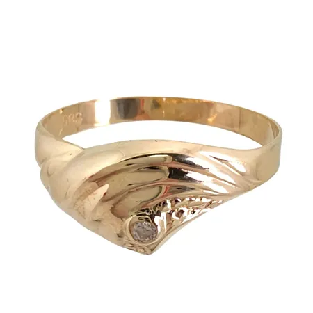 Ring i 14K guld med vit sten, stl:18¼ mm, bredd 2,3 - 8 mm, sten utan anmärkning Vikt: 1 g