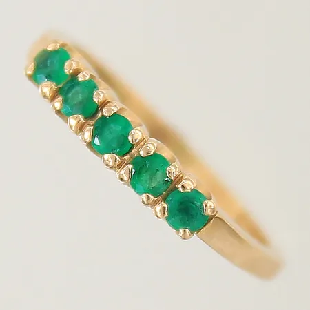 Ring med gröna stenar stl:18 bredd 1,7mm nagg 18K Vikt: 4,3 g