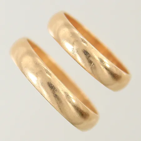 2 Ringar släta stl:16 samt 18½ bredd 4mm gravyr 18K Vikt: 6,2 g