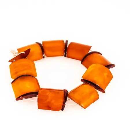 Armband bärnsten bredd 22,5mm, behov av omträdning, flisor borta, 20,7g.