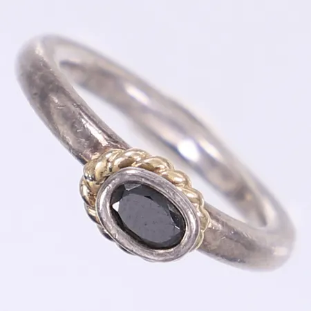 Ring Pandora med svart sten och gulddetalj i 14K stl:18¼ bredd 3-5mm  Vikt: 6,5 g
