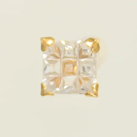 Udda örhänge med vit sten, 6,6x6,6mm, saknar snurrebuss 18K bruttovikt 0,5g Vikt: 0,5 g