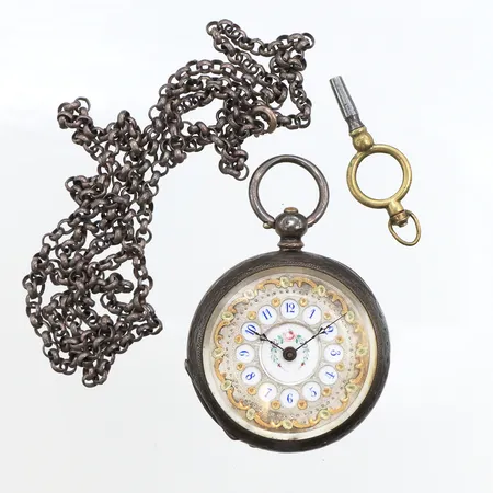 Fickur med spindelgång, tillhörande nyckel, 40mm, boettnr: 34134, engelska stämplar på inner- samt ytterboett, 950/1000 silver, bruttovikt: 45,4g, tillhörande klockkedja i 835/1000 silver, 15,7g