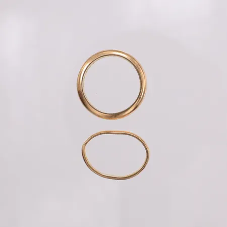 2 Ringar släta, gravyrer, defekta. 18K  Vikt: 8,5 g