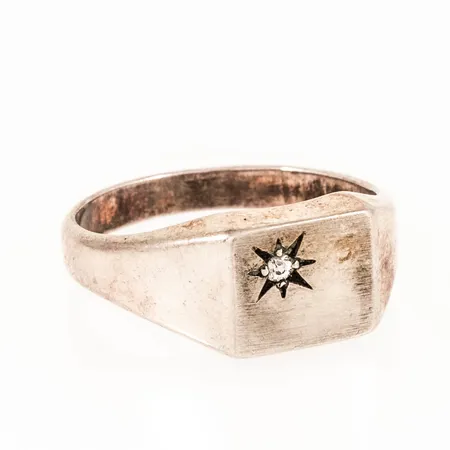 Klackring med vit sten stl:16¾ bredd 2,5 - 8 mm 3,7g silver 830/1000.
