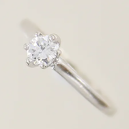 Ring med diamant ca 0,32ct kvalitet W(H)/P2-P3 stl:16½ bredd 1,6-6,0mm, fjädrar som når ytan, vitguld 14K Vikt: 2,3 g