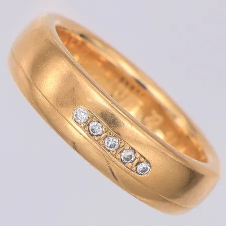 Ring slät diamanter ca 0,08ctv gravyr, 18K Vikt: 12,4 g