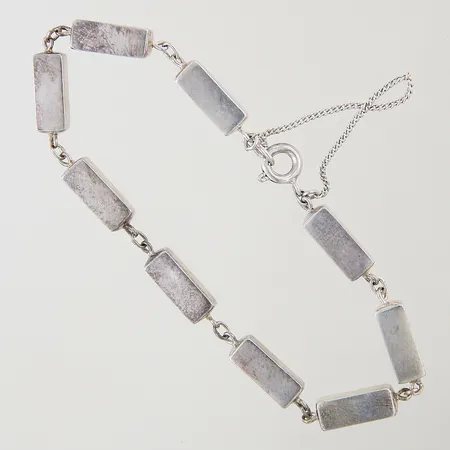 Armband med stavar längd ca 18cm bredd 5mm något buckligt lås silver 830/1000 Vikt: 9,9 g