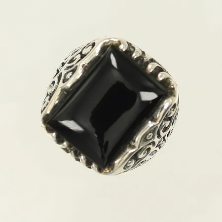 Ring med svart sten, stl 20½, bredd 4-21mm, Silver 925/1000 Vikt: 13,1 g