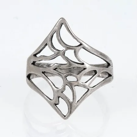 Ring med genombrutet mönster stl:19½ bredd 3-24,5mm, silver 925/1000 3,4g.