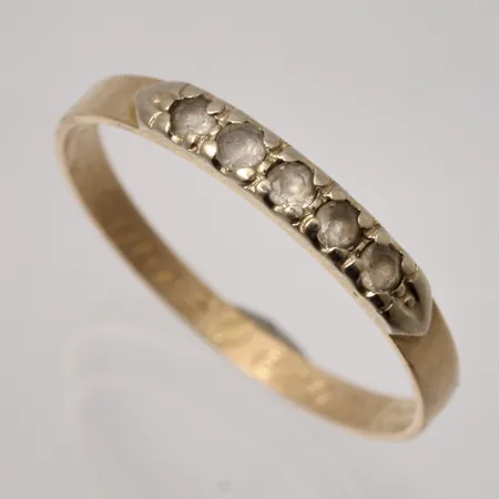 Ring stl:17 bredd 1,9-2,5mm, 5st vita stenar, personlig gravyr, 18K, 1,32g.