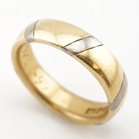 Ring, stl 18(57), bredd 5,5mm, 18k, gravyr Vikt: 8,6 g