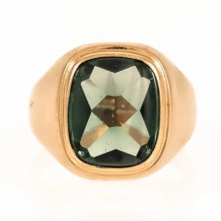 Klackring med grön sten (troligen syntetisk spinell) stl:19¾ bredd 4-17,5mm, svaga repor på sten, men fin lyster ändå, gravyr 18K 6,6g. 