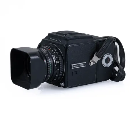 Kamera Hasselblad 500C/M med objektiv Carl Zeiss Nr 6129599 1:2,8 f=80 mm. Ljusmätare Lunasix 3 och kameraväska för Canon EOS medföljer. Skickas med postpaket.
