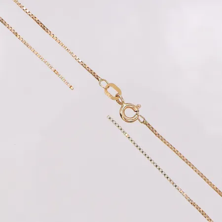Kedja Venezia, längd 55,5cm bredd 0,8mm, av på mitten. 18K  Vikt: 2,6 g