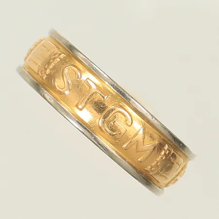 Ring tvåfärgad, stl 19½ bredd 6,2mm, graverad, 18K Vikt: 6,2 g