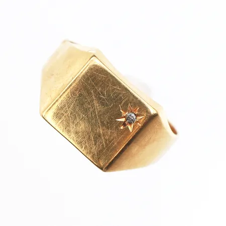 Klackring med vit sten, Stl:19¾, bredd: 3,5-11,6mm, mindre buckla, 18K Vikt: 4,2 g