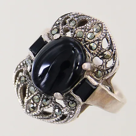 Ring med svarta stenar samt markasiter stl:19¼ bredd 3,6-24,2mm silver 925/1000 Vikt: 7,5 g