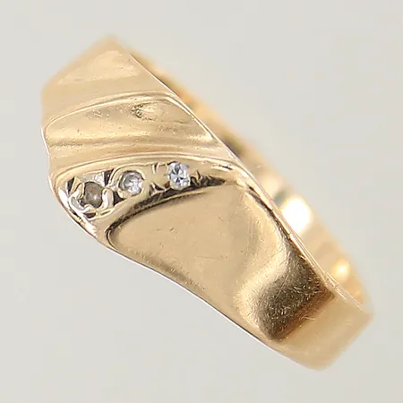 Ring med 8/8-slipade diamanter 3 x ca 0,01ct stl:17¾ bredd 3,5-8,1mm skev slitna klor 18K Vikt: 5,9 g
