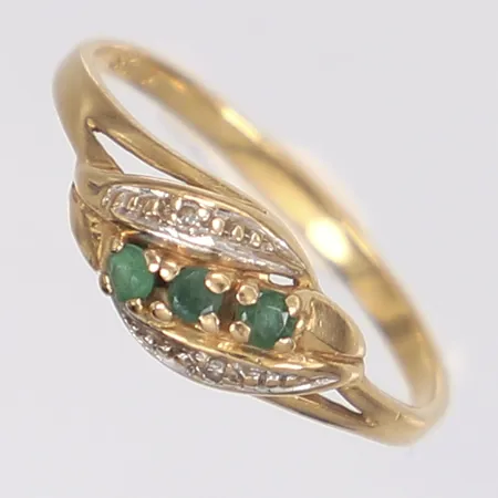Ring med diamanter 2 x ca 0,005ct och gröna stenar stl:18 bredd 2-7mm 18K  Vikt: 2,4 g