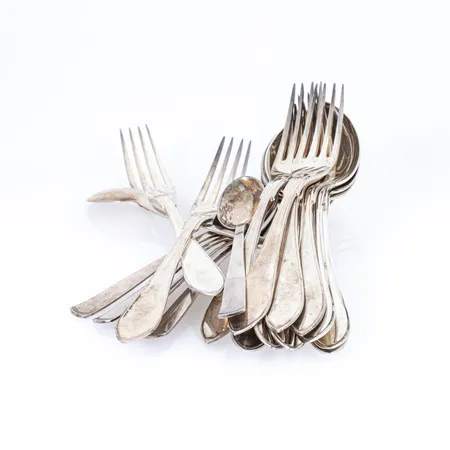 Diverse graverat silver 830/1000 598g.