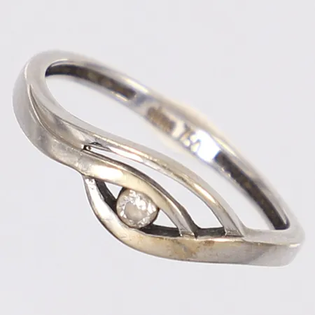 Ring med vit sten stl:18 bredd 2-6mm vitguld 18K Vikt: 1,9 g
