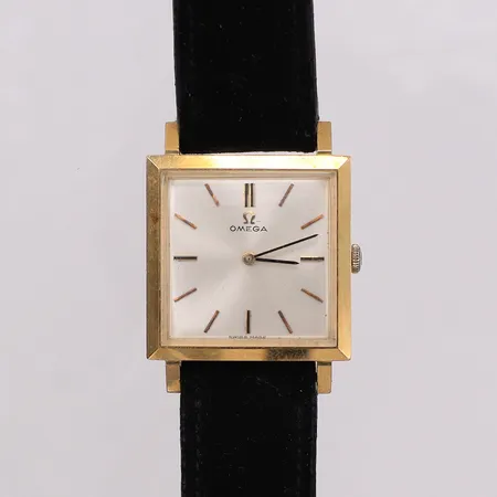 Herrur Omega 18K manuell, ca 30mm, boettnr:111023, läderband ej orginal, repigt glas med micronagg, slitet armband, bruttovikt: 23,6g.