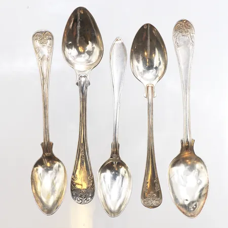5 Kaffeskedar, olika modeller, gravyrer, ojämnheter, 830/1000 silver Vikt: 59,4 g