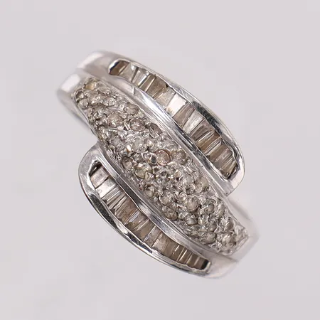 Ring med 8/8-slipade diamanter 33xca0,01ct, trapettslipade 28xca0,01-0,02ct, stl:18½ bredd 4,1-12,4mm, vitguld. 18K Vikt: 6,5 g