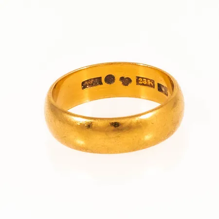 Ring slät stl:18¼ bredd 6mm, gravyr, 23K 8,0g. 