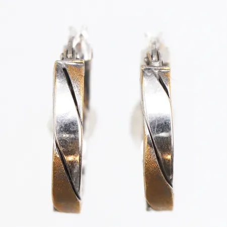 Ett par örhängen Creoler, Ø19,4mm, bredd: 3,4mm, italienska stämplar, vitguld med gulddetaljer 18K Vikt: 3 g