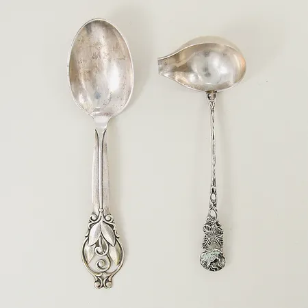 Diverse silverbestick gravyr silver 830/1000  Vikt: 46,3 g