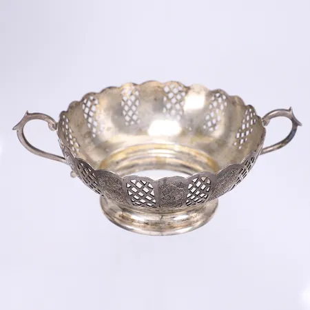 Skål utan glasinsats genombruten dekor Iran stämpelmärkt Khosrov 84 (återförsäljare av kvalitativt silver) höjd 5 längd 15cm inkl hänklar silver 875/1000 Vikt: 119,4 g