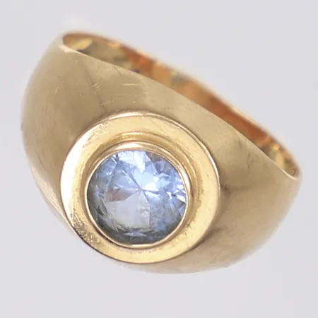 Ring med blå sten stl 15¼ bredd 3-11mm svenska stämplar gravyr 18K Vikt: 2,2 g