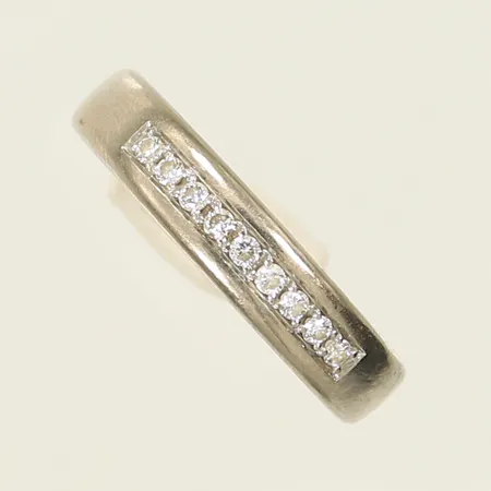 Ring vitguld med vita stenar, stl 17, bredd 4,0mm vitguld, gravyr 18K Vikt: 4 g