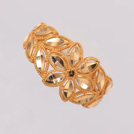 Ring stl:18½ bredd 2,8-10,6mm, ostämplad. 21K  Vikt: 2,9 g