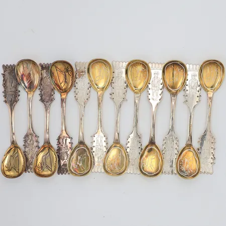 12 Kaffeskedar modell Same 11,3cm, gravyr, 830/1000 Silver i etui Vikt: 193,1 g