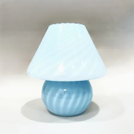 Bordslampa ljusblå "Swirl" Murano Italien höjd 26cm glas med smärre inre sprickor/färgbortfall ej etikettmärkt Skickas med postpaket.