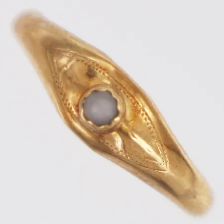 Ring Hertz år 1922 stl:17, sliten sten, skev, 18K Vikt: 1 g