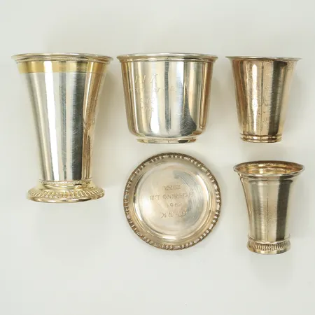 Diverse silver, fyra bägare höjd ca 5-8,5cm, underlägg Øca6cm, gravyr, allt stämplat Sterling, Silver 925/1000 Vikt: 148,5 g