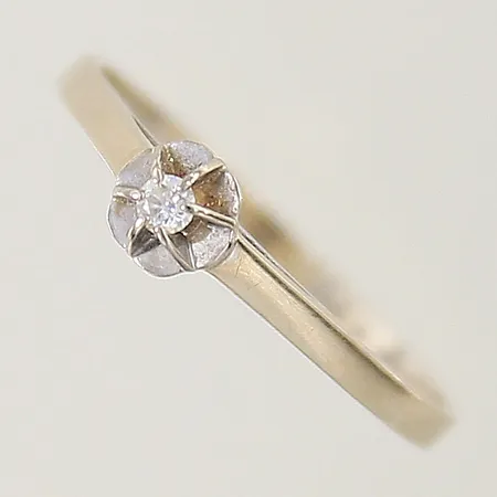 Ring med diamant ca 0,03ct GFAB stl:17 bredd 1,7-4,4mm, behov av omrodiering, vitguld 18K  Vikt: 1,6 g