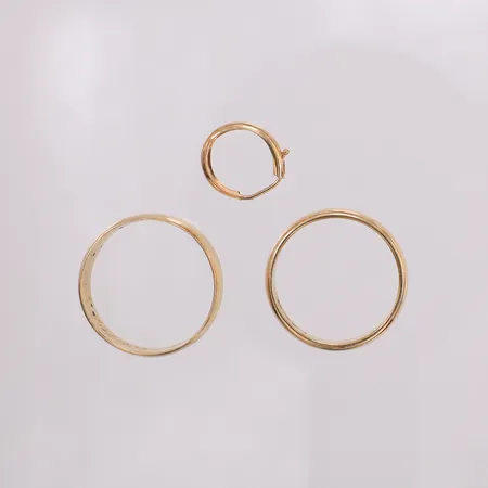 Ringar, udda örhänge, gravyrer, skevt. 18K  Vikt: 9,5 g