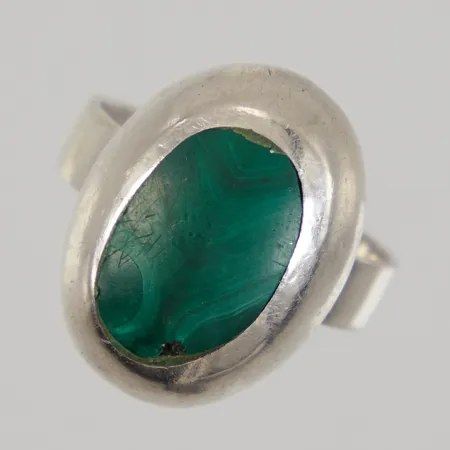 Ring med grön sten stl 18, fattning 15,2x20,2mm, skadad sten, Silver 925/1000 Vikt: 5,8 g
