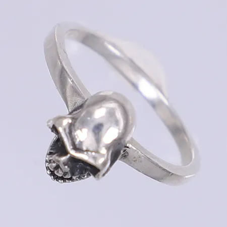 Ring med dekor av dödskalle stl: 18 bredd 1-12mm silver 925/1000 Vikt: 4,4 g