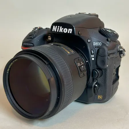 Kamera Nikon D810 serienr 6062757 objektiv Nikon Nikkor 85mm f 1:1,8 serienr 487424 filter B&W 67 circular Pol E, ingen laddare, inga minneskort, inga andra tillbehör Skickas med postpaket.